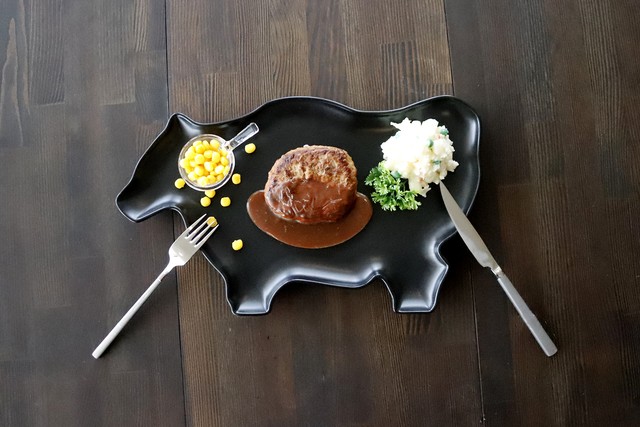 ウシ皿 お肉を食すのに最適なお皿 牛肉 お肉 料理 インスタ映え 子供が喜ぶ ワンプレート うし年 丸モ高木陶器 温度をデザインに 美味しいをデザインに