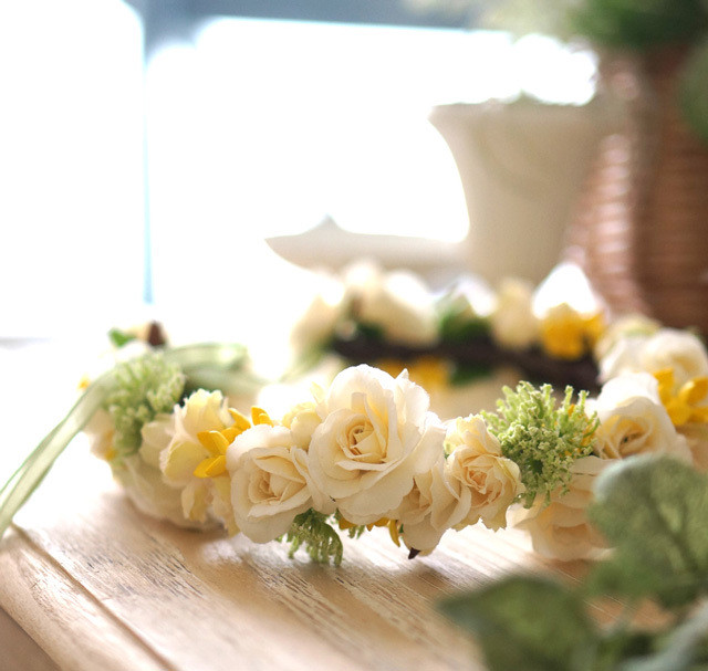 グリーンとクリーム色バラの 花冠 アトリエ ペルル 花嫁さまの理想を叶える 素敵なブーケと装花