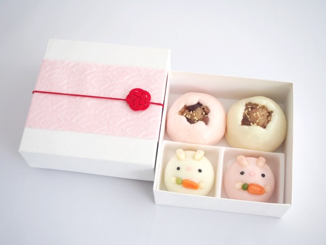 赤飯まんじゅうと紅白うさぎ饅頭４個入 紅梅水引 御菓子司まんさく
