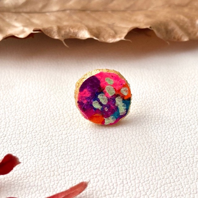 フェイクレザー 合皮 ペイント ピアス 片耳ピアス 遊び心 ポップ デザイン ゴールド カラフル 一点もの マスクok ハンドメイド Coco Iro Crystal Living Art