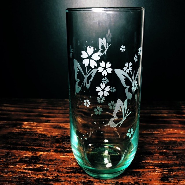 蝶 と 花 の 緑色 グラスタンブラー 315ml Carvarium