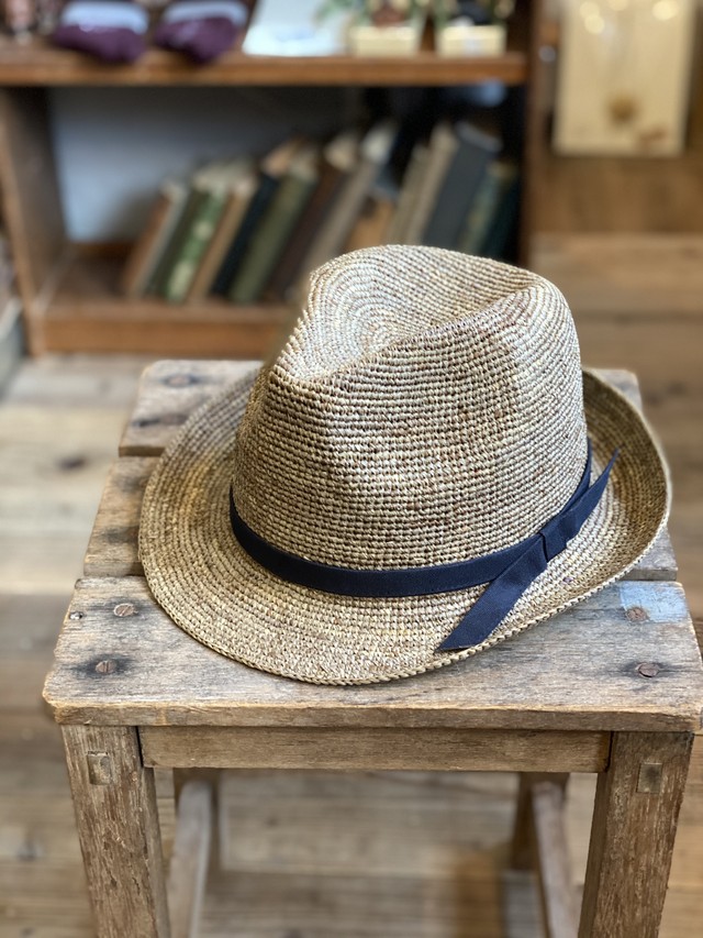 ラフィアコマ編み中折れハット ベージュ モカ Teshigotoya ねむの木の豆