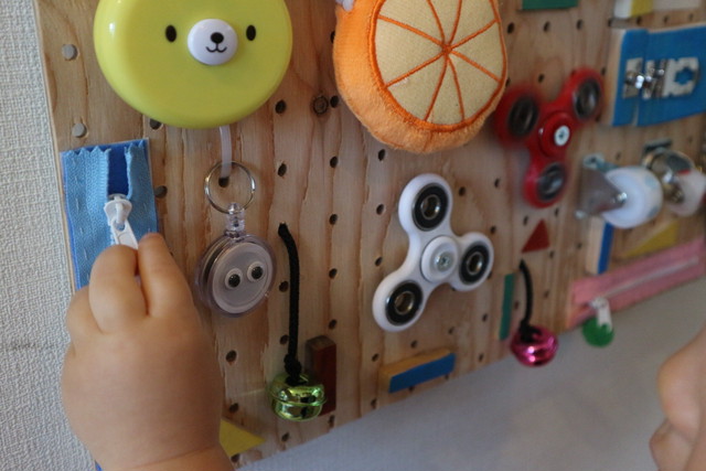 Busy Board ビジーボード 知育おもちゃ 壁面取付簡単 モンテッソーリ教育 Sensory Board Bruinup Toys 13の仕掛け Think Toy