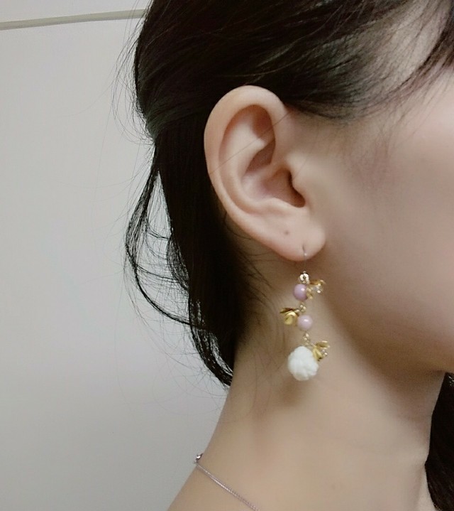 揺れるピアス アンティーク風 薔薇 アイボリー フラワーパーツ ゴールド チェコビーズ ピンク ハンドメイドジュエリーショップ Grassharp