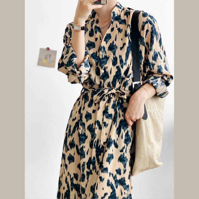 ノーカラー プリント シフォン ロングワンピース Rs 50 Vネック 長袖 シフォンワンピース ロングワンピース ミモレ丈 ロング丈 シャツ ワンピース 総柄 ウエストマーク きれいめ 上品 フェミニン 大人可愛い エレガント ドレープ サイドスリット フロントボタン ドレス