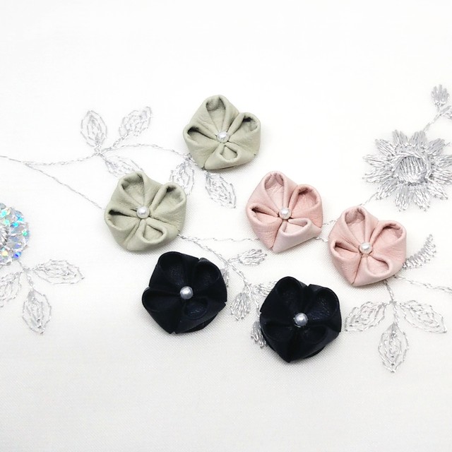 羊革の紫陽花 濃紺 つまみ細工 シープレザー ピアス イヤリング 和モダンアクセサリー さきををる