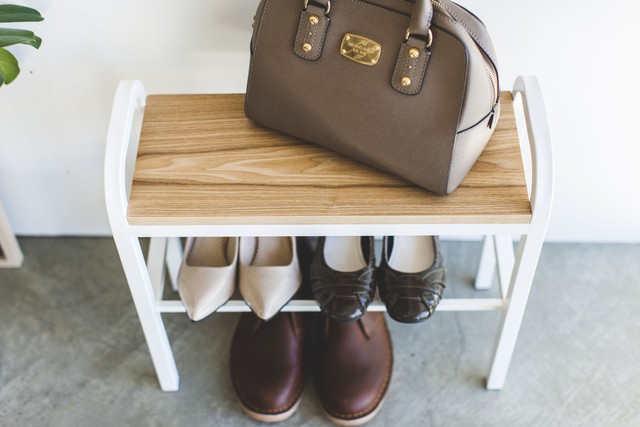 立ちやすいベンチシューズラック Lunar World