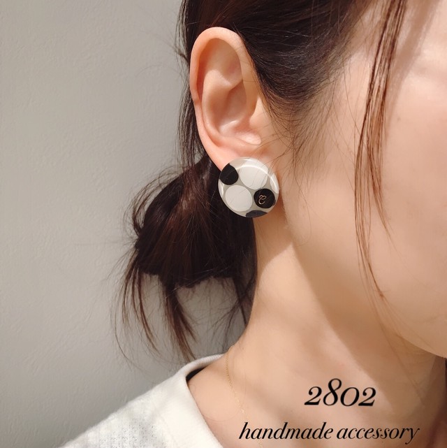 黒 白ドット柄 レジンピアス Handmade Accessory 2802