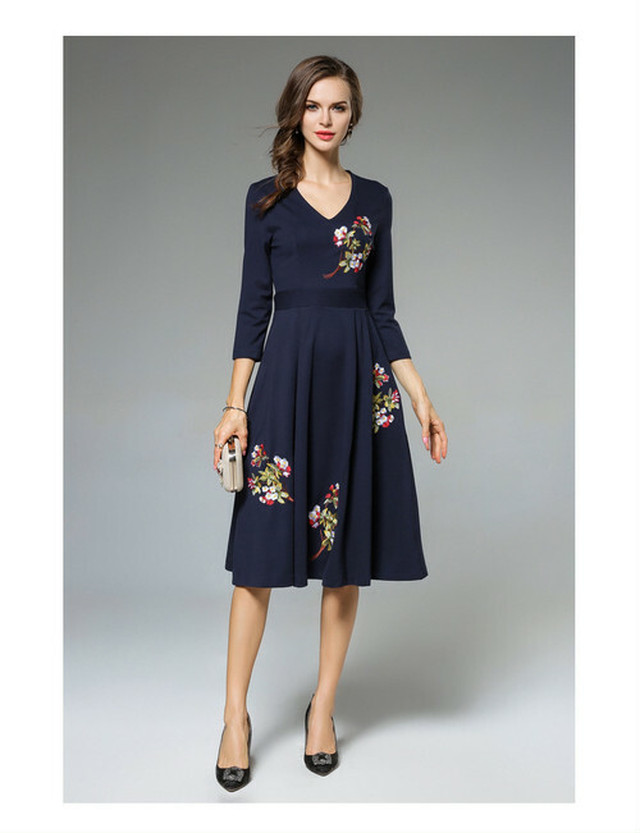 上品な刺繍ワンピース フォーマルにも使えるvネックのドレス ワンピース Yumi Shop