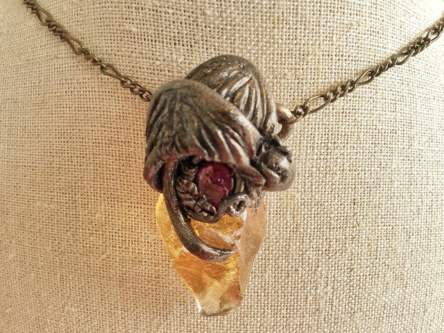 ゴールデンカルサイトxガーネット 竜のお守りペンダント 天然石ワイヤーアクセサリー専門店 Thistle