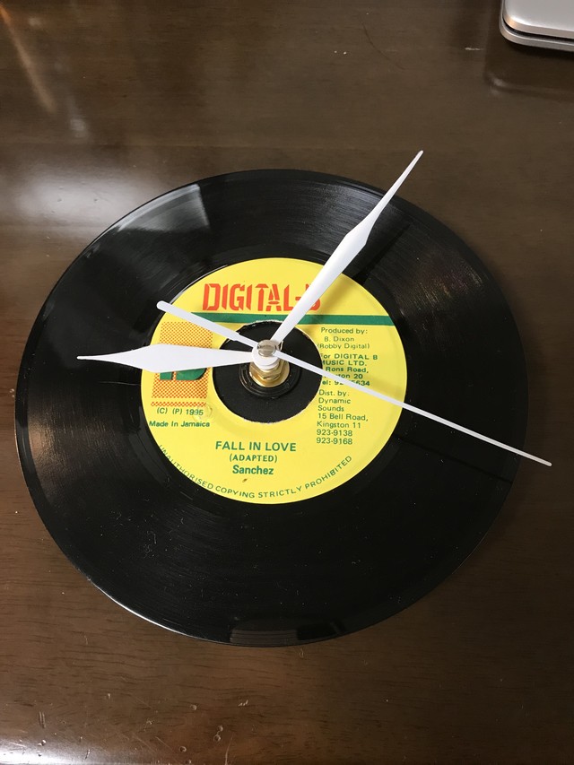 お部屋の雰囲気をオシャレに変えるレコード時計 Top One Records