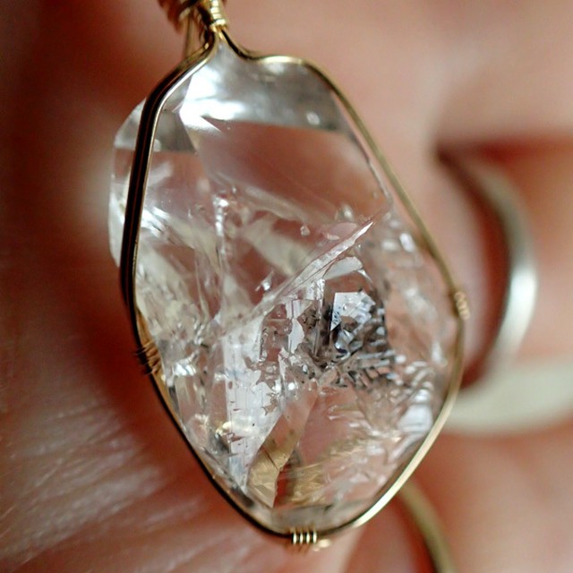 女神巻き 黒い内包物のあるハーキマーダイヤモンドのペンダントトップ Light Crystal By Nina