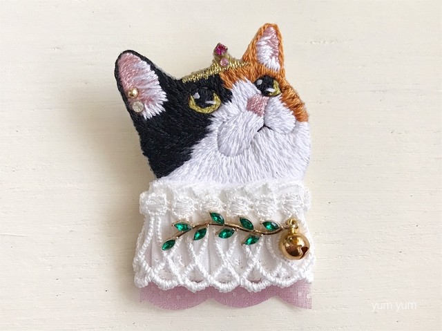 高貴なお猫様刺繍ブローチ10 Br048 Yum Yum ヤムヤム 刺繍 編み物のハンドメイドアクセサリーショップ
