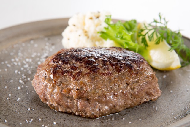 塩で食べる黒毛和牛ハンバーグ5個入り 5等級 石川はちみつ牛 有限会社鈴木畜産