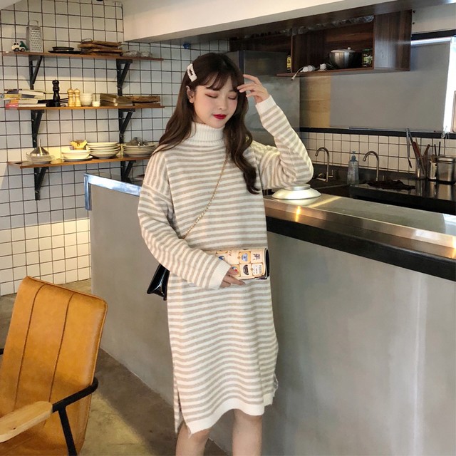 ボーダー柄ワンピース 彡 サイドスリット ボーダー タートルネック ニット ワンピース デイリー おしゃれ 流行り 人気 綺麗めコーデ カジュアル フェミニン トレンド こなれ感 おしゃれデザイン デート お出かけ 秋冬コーデ 秋冬カラー 秋冬 Sugar Daystyle シュガー