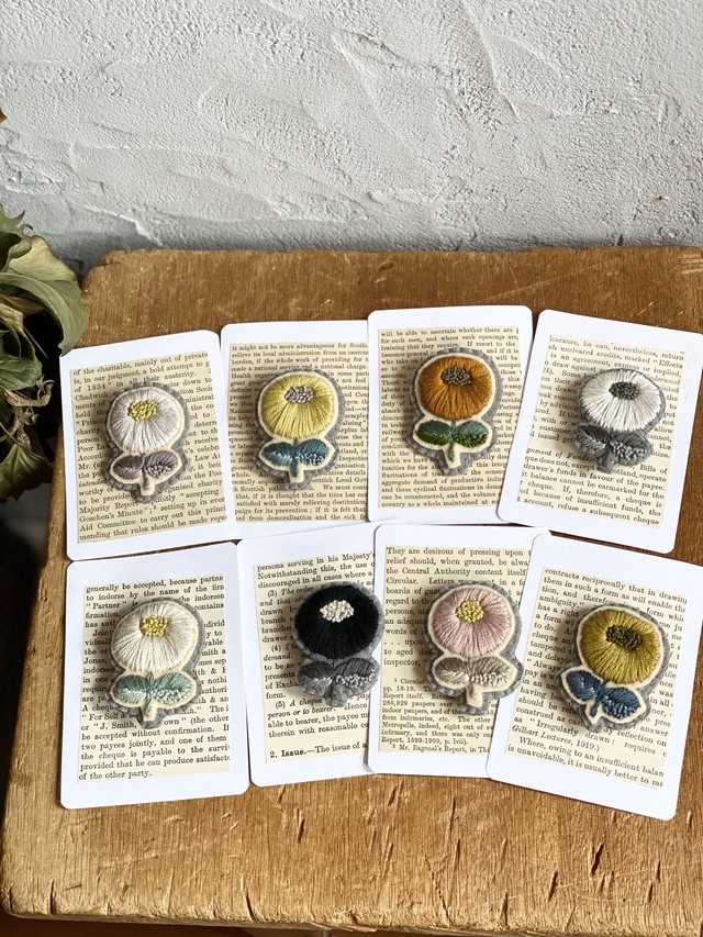 Blue Ribbon 刺繍ブローチ Teshigotoya ねむの木の豆