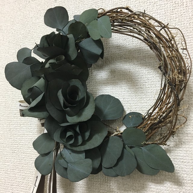 ユーカリの葉で作った薔薇がシックなユーカリローズリース 春のグリーンリース Enjolive 花と雑貨のある心地よい暮らし