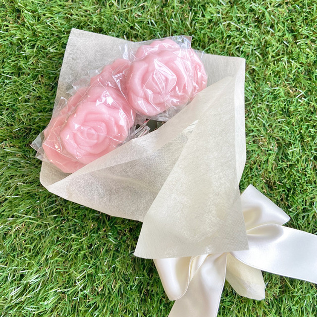 ローズのキャンディーブーケ1束 15本のスティックキャンディー入り苺ミルク味 結婚式 プチギフト 薔薇 花束 飴 母の日ギフト ホワイトデー 営業日4 7日で出荷予定 幸せデリバリー リングピローなどの結婚式アイテム 手芸用品の通販