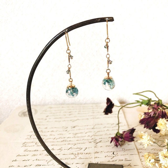 ブルーグリーンのかすみ草のガラスボールとスワロフスキーのピアス Aromariage