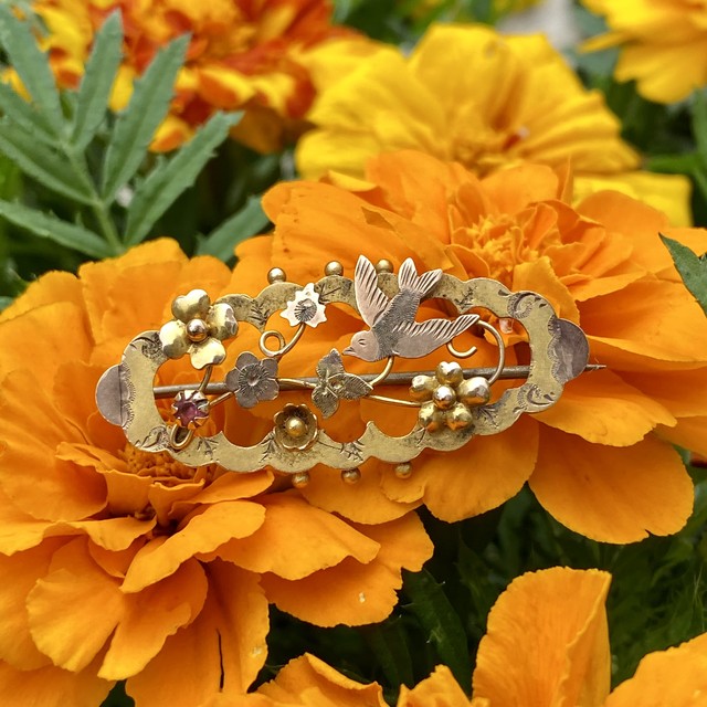 イギリス1900年前後 アンティークブローチ花とツバメ 9金 デイジーリング アンティークジュエリー Daisyring