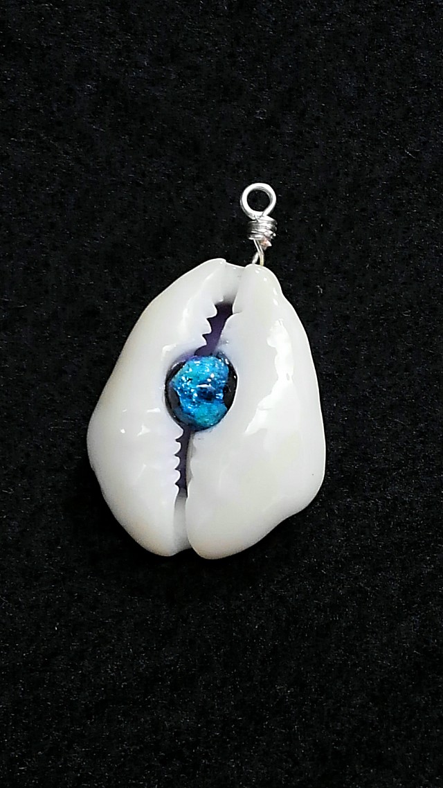 キイロタカラガイとホタルガラス ネックレストップ Coral Tida Stone コーラルティダストーン