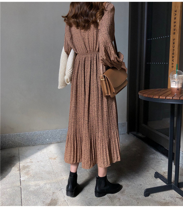 小花柄のプリーツワンピース プリーツワンピース 花柄 レトロ ブラック ブラウン ワンサイズ レディース 10代 代 30代 アラサー Aライン カジュアル ハイウエスト 脚長効果 綿 シフォン ロング丈 マキシ丈 長袖 リボン ウエストマーク ボリューム袖 フレア Rb Z07