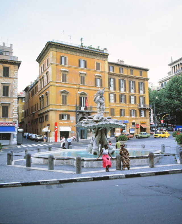 イタリア バルベリーニ広場にあるトリトーネの噴水 Italy Piazza Barberini Fontana Del Tritone Roma Rome Yumemirutanuki