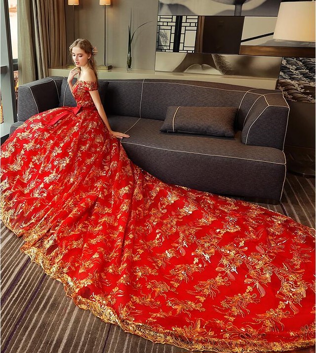 金糸 ウェディングドレス カラードレス 赤 お色直し 床に着くタイプとトレーンがあるタイプがあり プリンセスタイプ パニエ Cinderelladress