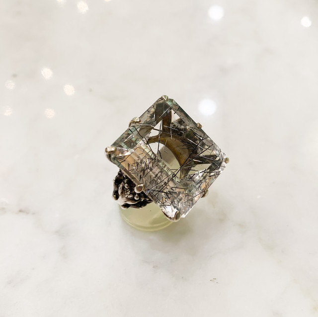 四角いルチルクォーツの銀の山羊リング Akio Mori