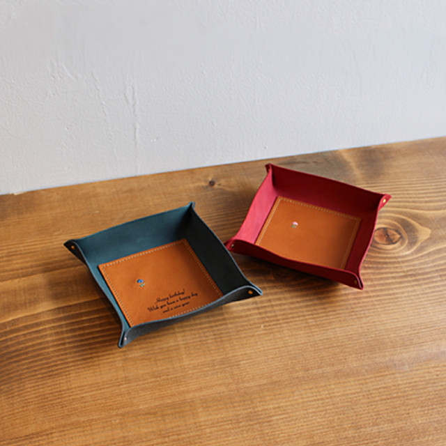 レザー トレイ 刺繍 Giving Life