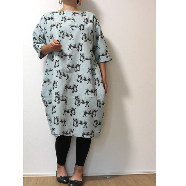 コクーンシルエットのリラックスワンピース サイ柄 ペールブルー Maruboom