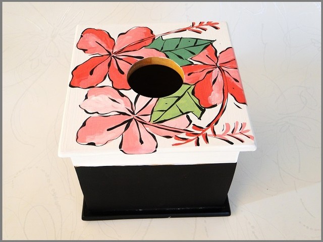 11 小型家具 収納ボックス 白い蓋に花のイラストが手書きされた 木製ロ ルティッシュボックス タイ雑貨 Bangkok Shop バンコクショップ