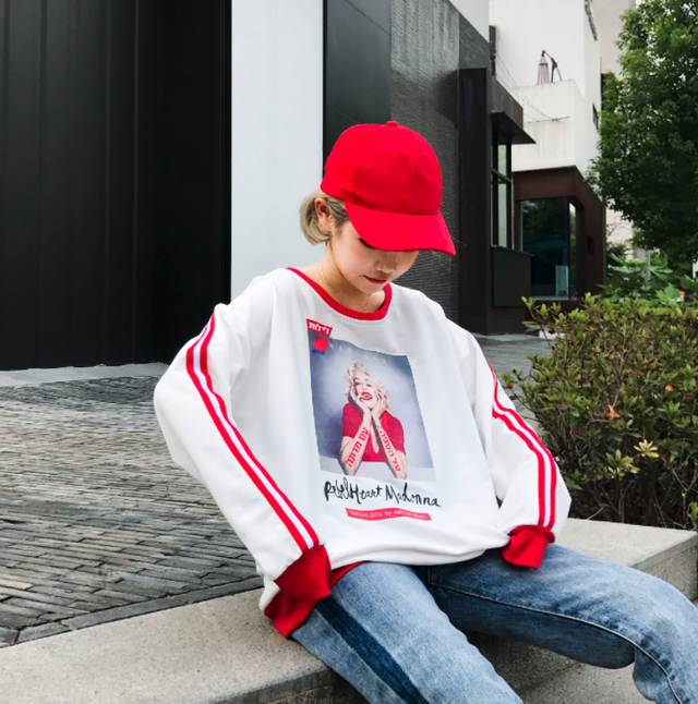 一枚で可愛い マリリンモンロープリントスウェット ベージュ ホワイト Coco Shop