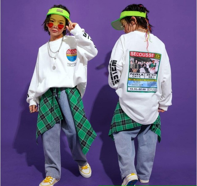 予約商品 キッズダンス衣装 ホワイトトレーナー デニムパンツ上下セット ヒップホップ ダンス衣装 セットアップ ダンス部 発表会衣装 男の子 Hiphop X00 ダンス衣装の子供服tinygang