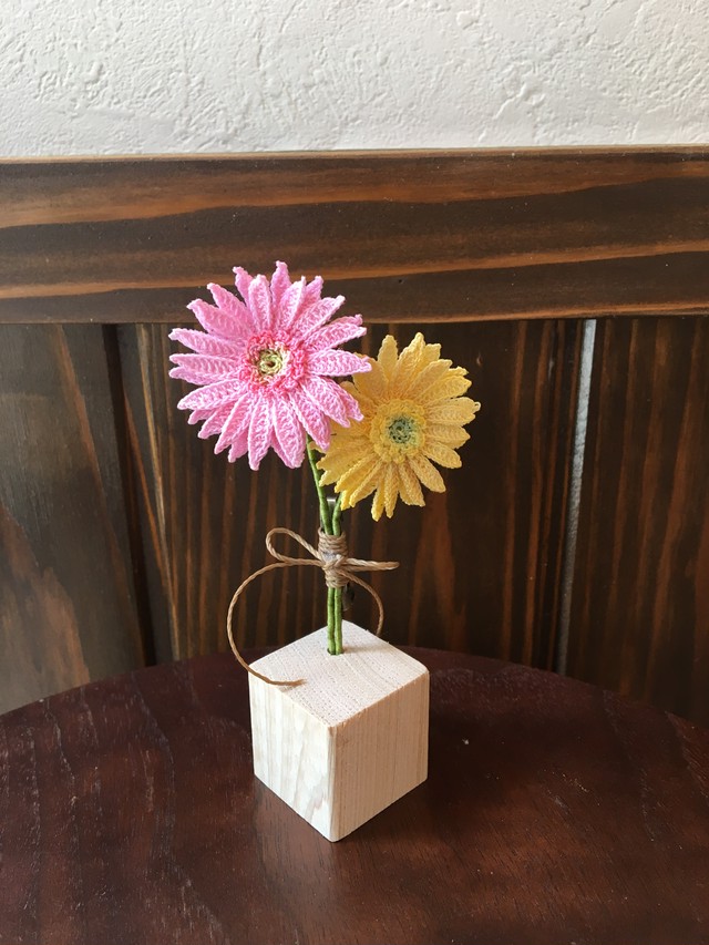 レース編みブローチ ガーベラ アロマとハーブの店木蓮