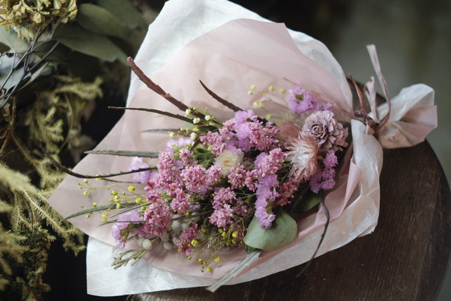 花材お任せ 母の日の花束~大人ピンク&レッド系