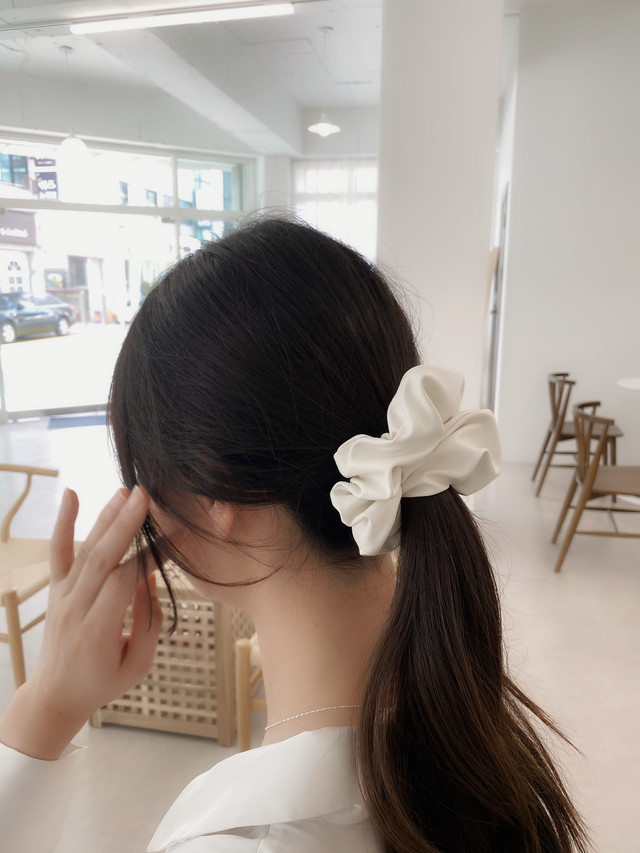 送料無料 韓国ファッション フェイクレザーシュシュ 韓国ヘアアクセサリー韓国人気 髪飾り オシャレ話題 Rowl