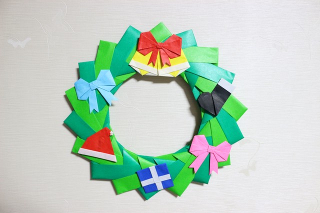 壁面 折り紙のクリスマスリース プレゼントver Happy Origami