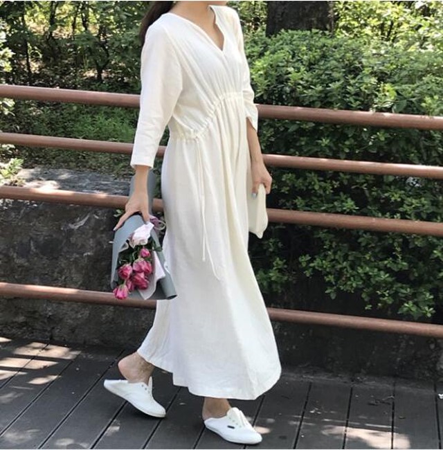 秋新作レディースワンピース 2色 無地 ロングワンピース Vネック ウエスト紐 韓国風 お出かけ ナチュラル Cn0045 ワンピの里