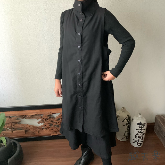 10年続くロングセラー ハイカラーと直線裁ちの脇でシャープなラインが際立つ手織り綿のロング丈ベストワンピース 黒無地 京都嵐山 越天楽