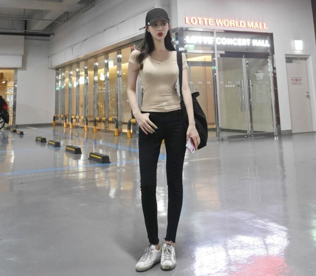 送料無料 タイトtシャツ 韓国スタイル レディースファション 細身 セクシー レディーストップス ヨニ屋