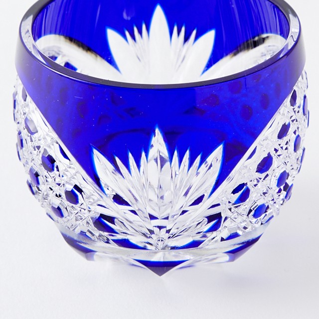 江戸切子 送料無料 無料包装 クリスタルガラス ぐい呑 瑠璃 お猪口 母の日 父の日 還暦祝 退職祝 結婚祝 記念品 海外土産 誕生日プレゼント 古希祝 江戸切子 クリスタルガラス ぐい呑 瑠璃 江戸切子の製造 門脇硝子加工所 江戸切子通販 販売店