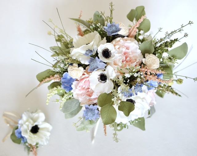 スタンド付 アネモネとシャクヤクのクラッチブーケ ブライダルフラワー専門店 限青gensei