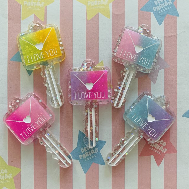 158 キラキラ鍵チャーム ラブレター デコパーツ プラパーツ 貼り付けパーツ ハンドメイド材料 ハンドメイドアクセサリー デコパフェ Decoparfait ハンドメイド材料