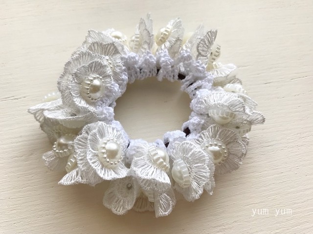 フラワーモチーフレースシュシュ ホワイト Ha245 Yum Yum ヤムヤム 刺繍 編み物のハンドメイドアクセサリーショップ