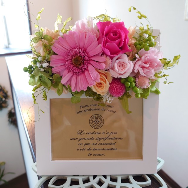 母の日の贈り物にピンクのガーベラのフォトフレーム プリザーブドフラワーを使ったフラワーリースのお店 Flowermou