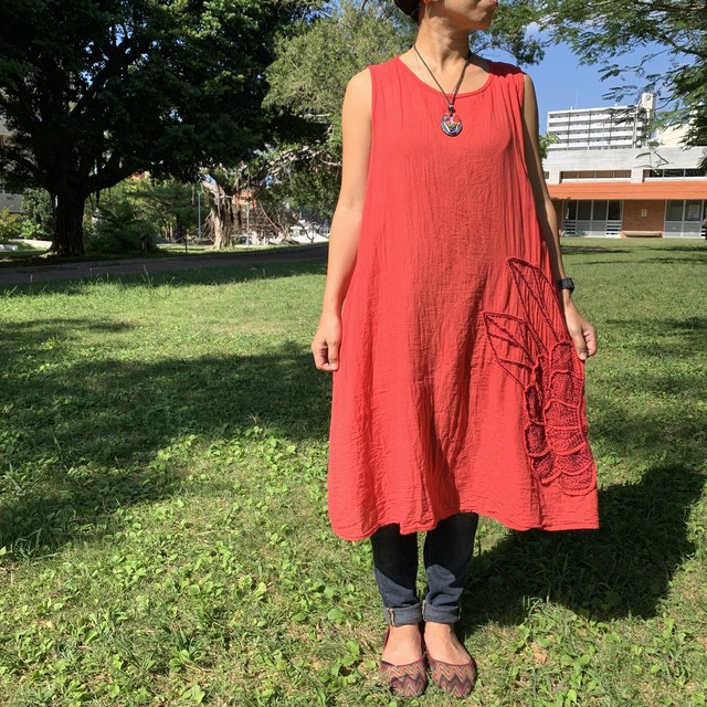 ビッグフラワー針子刺繍のビビットコットンワンピース