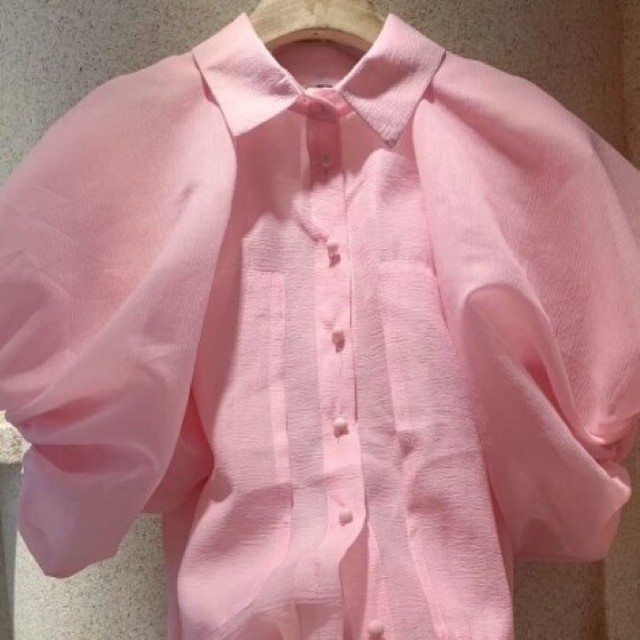 レディース トップス ブラウス 襟付き 半袖 パフスリーブ 無地 シアー 大人可愛い お出かけ デート 秋 ピンク Virtue