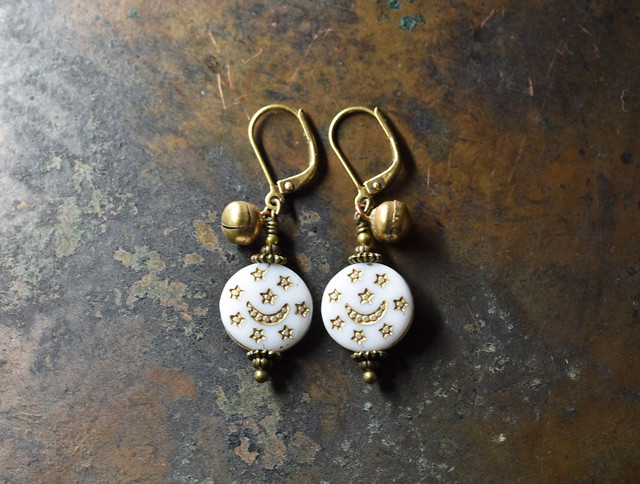 聖者のビーズと小さな鈴のピアス ホワイト 再販 Ais