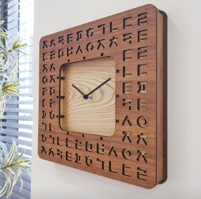 韓国インテリア ハングルデザイン正方形の原木壁掛け時計 Maumpom